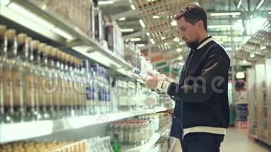 成年男子正从一家<strong>酒类</strong>商店买一瓶伏特加